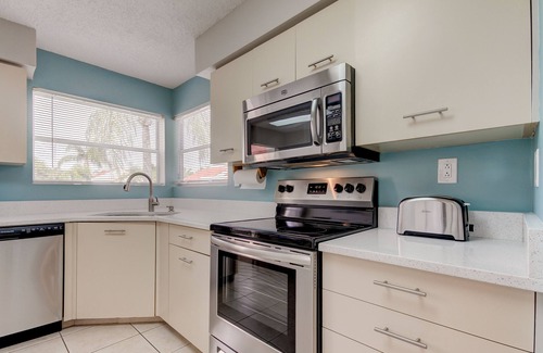 Isla del Sol Condominio | 2 Bedroom Golf Course View, Near the Beach!