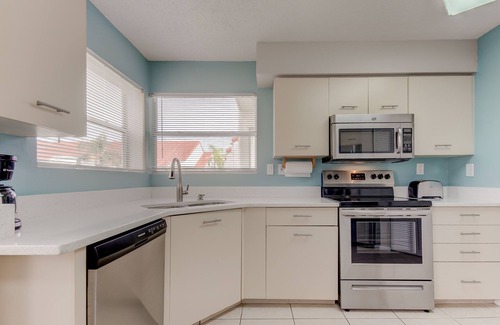 Isla del Sol Condominio | 2 Bedroom Golf Course View, Near the Beach!