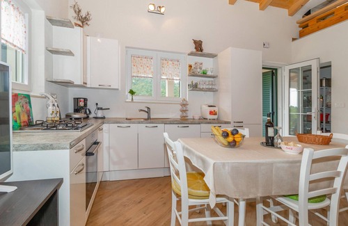 Novi Vinodolski Casa | Hermosa casa de 2 dormitorios en.