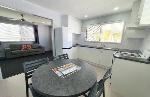 Alexandra Headland Cabina | 2 Bedroom Holiday Home 4 Berth - 2 Bedroom Holiday Home 4 Berth