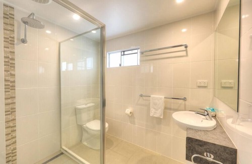 Alexandra Headland Cabina | 2 Bedroom Holiday Home 4 Berth - 2 Bedroom Holiday Home 4 Berth