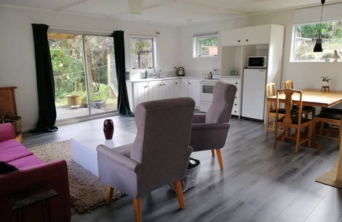 Upper Hutt Casa | 2 bedroom holiday home with outdoor bath & sauna