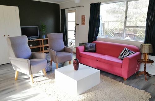 Upper Hutt Casa | 2 bedroom holiday home with outdoor bath & sauna