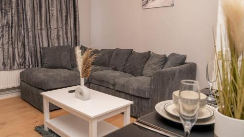 Weston by Wellend Apartamento | 2 Bedroom Home Coventry, Parking