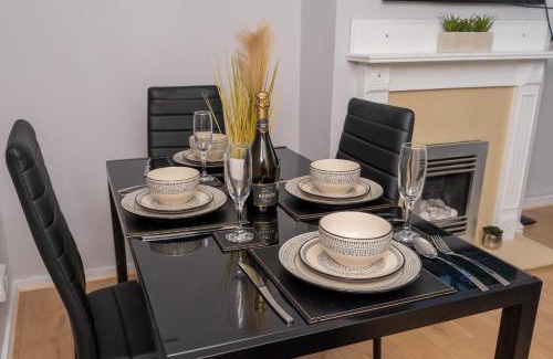 Weston by Wellend Apartamento | 2 Bedroom Home Coventry, Parking