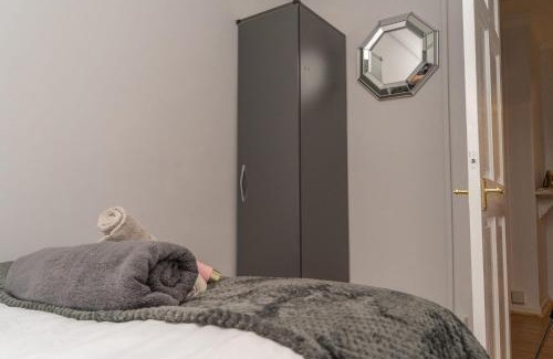 Weston by Wellend Apartamento | 2 Bedroom Home Coventry, Parking
