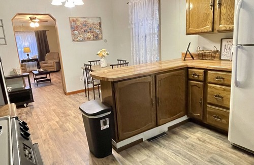 Mount Carbon Casa | 2-bedroom- hot tub-pool-NRG-Hawks Nest State Park-NO CLEANING FEE!
