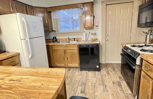 Mount Carbon Casa | 2-bedroom- hot tub-pool-NRG-Hawks Nest State Park-NO CLEANING FEE!