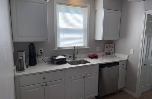 Cleveland Heights Casa | 2-bedroom house close to the Cleveland Clinic Main Campus w/fireplace and a den