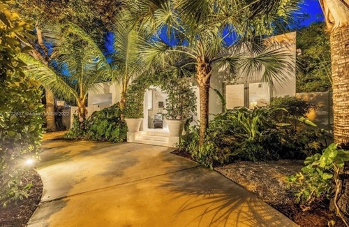 Miami Shores Casa | 2-bedroom house in beautiful El Portal with huge backyard
