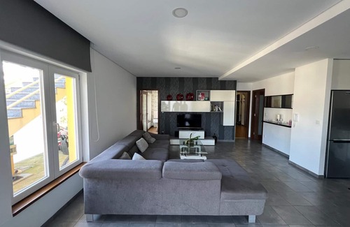 Santa Maria da Feira Casa | Moderna casa amueblada de 2 dormitorios, terraza de 40 m 25 km Oporto