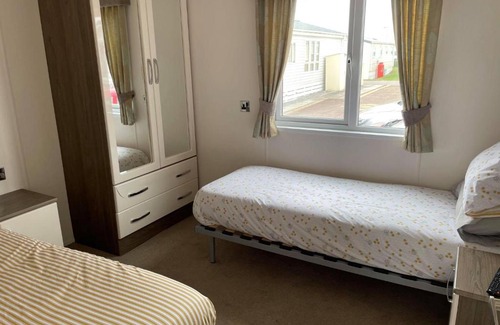 Porthcawl Casa | 2 Bedroom Lodge - Honeysuckle 95, Trecco Bay