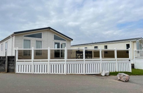 Porthcawl Casa | 2 Bedroom Lodge - Honeysuckle 95, Trecco Bay