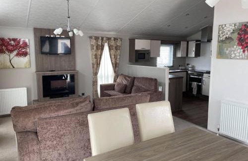 Porthcawl Casa | 2 Bedroom Lodge - Honeysuckle 95, Trecco Bay