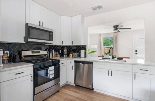 East MLK Cabina | 2-bedroom lodge in lovely Austin with WiFi, AC
