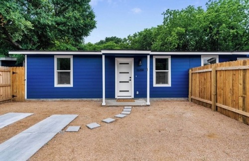East MLK Cabina | 2-bedroom lodge in lovely Austin with WiFi, AC
