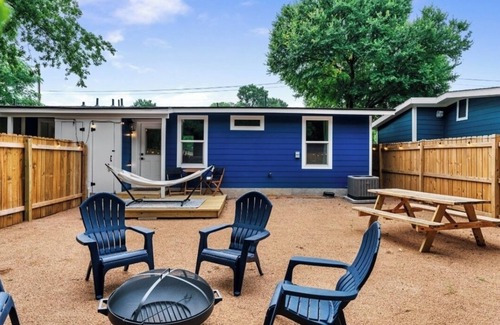 East MLK Cabina | 2-bedroom lodge in lovely Austin with WiFi, AC