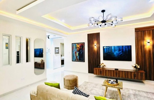 Ikoyi Apartamento | 2 BR Luxury Apartment w/Pool, Free WIfI, City View, Serene & Secure environment.