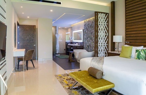 Downtown Cancun Complejo | 2 Bedroom Luxury Suite at Garza Blanca Cancun! Sleeps 6!