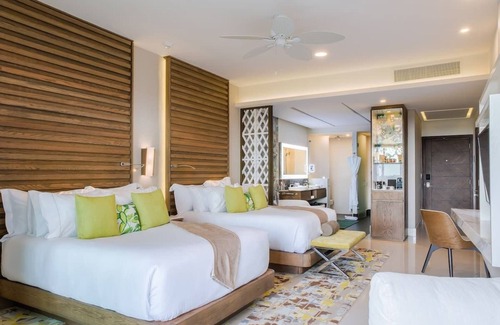 Downtown Cancun Complejo | 2 Bedroom Luxury Suite at Garza Blanca Cancun! Sleeps 6!