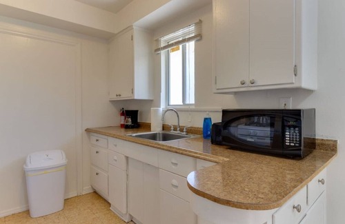 Rampart Village Casa | 2 Bedroom Mid-Wilshire Charmer close to Downtown