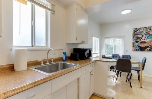 Rampart Village Casa | 2 Bedroom Mid-Wilshire Charmer close to Downtown