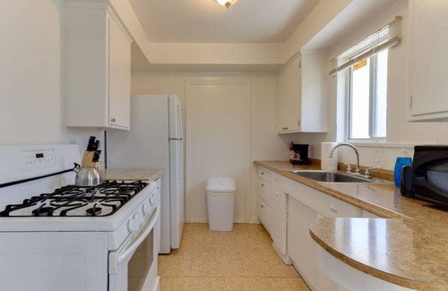Rampart Village Casa | 2 Bedroom Mid-Wilshire Charmer close to Downtown