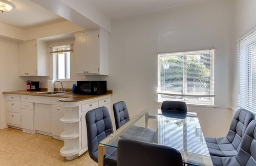 Rampart Village Casa | 2 Bedroom Mid-Wilshire Charmer close to Downtown