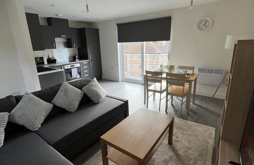 Hemel Hempstead Apartamento | Moderno-Apartamento-City Centre-Baño Privado-vista al canal