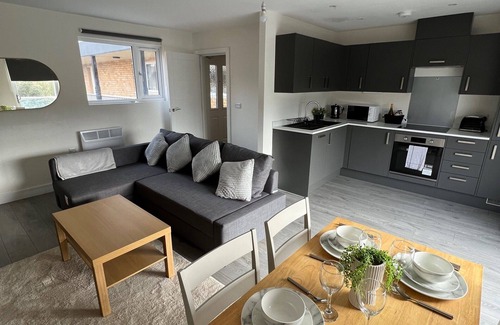 Hemel Hempstead Apartamento | Moderno-Apartamento-City Centre-Baño Privado-vista al canal
