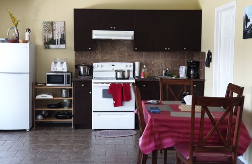 Shawnessy Apartamento | 2 Bedroom, one Bath, furnished suite, ideal for couples, small family & Singles