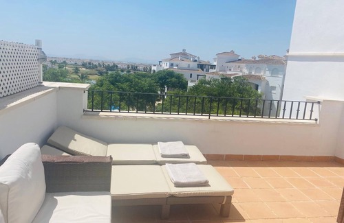Roldan Apartamento | Apartamento ático de 2 dormitorios con vistas a la piscina, al lago y al campo de golf.