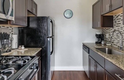 Country Club Plaza Area Apartamento | 2 Bedroom Penthouse One Blk to KC Plaza Pool/Gym