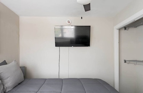 Country Club Plaza Area Apartamento | 2 Bedroom Penthouse One Blk to KC Plaza Pool/Gym