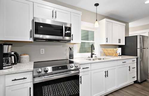 Woodfin Apartamento | 2 Bedroom Pet Friendly Apt w/ full kitchen; Private fenced Backyard; Great Wifi