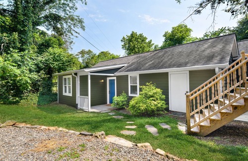 Woodfin Apartamento | 2 Bedroom Pet Friendly Apt w/ full kitchen; Private fenced Backyard; Great Wifi