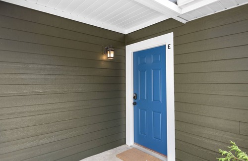 Woodfin Apartamento | 2 Bedroom Pet Friendly Apt w/ full kitchen; Private fenced Backyard; Great Wifi