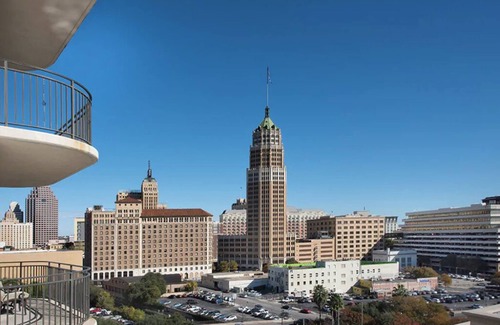 Downtown San Antonio Condominio | 2 Bedroom Presidential Condo w/ Kitchen, on Riverwalk in San Antonio, La Casada!