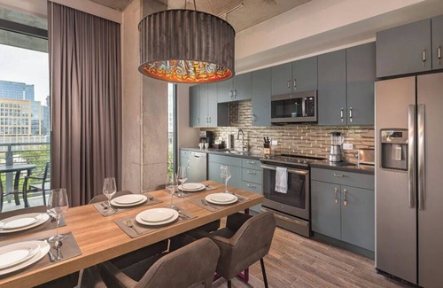 Civic District Condominio | 2 Bedroom Presidential Suite w/ Full Kitchen in Austin!!!