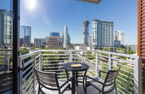 Civic District Condominio | 2 Bedroom Presidential Suite w/ Full Kitchen in Austin!!!