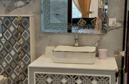 Lahore Apartamento | 2 Bedroom Private Apartment in a Luxurious house in Posh area. Close to Airport