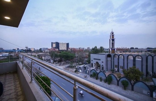 Lahore Apartamento | 2 Bedroom Private Apartment opposite DHA Phase 8.