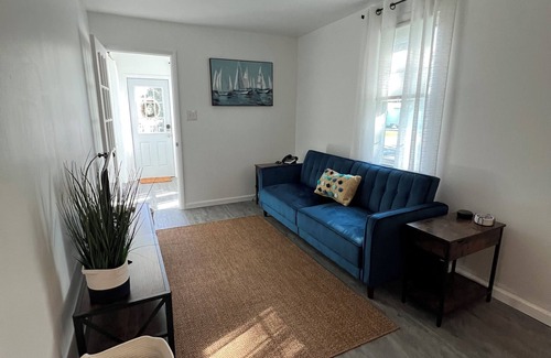 Villas Casa | 2-Bedroom Renovated Beach Bungalow - 1 Block from the Bay, Pet-Friendly