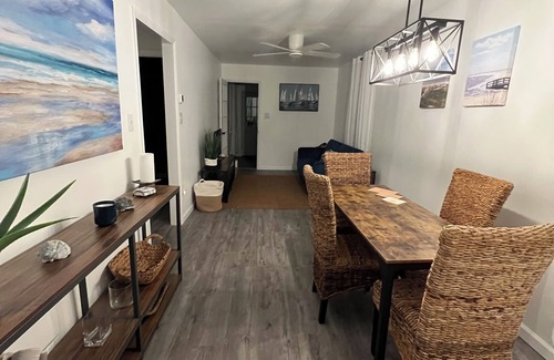 Villas Casa | 2-Bedroom Renovated Beach Bungalow - 1 Block from the Bay, Pet-Friendly