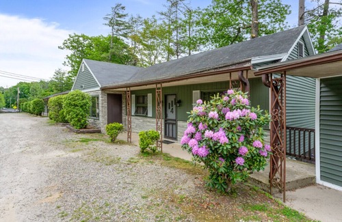 Holderness Casa | 2 Bedroom Rental on Squam Lake (Suite 4)