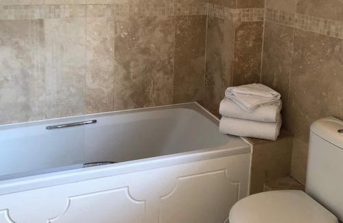 Hinton Charterhouse Cabaña | Premier-Rural-Baño Privado