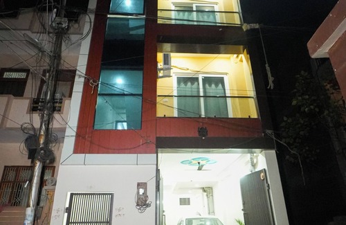 Sigra Casa | 2 bedroom set with 5 seater sofa in living room, WIFI, AC in Varanasi city.