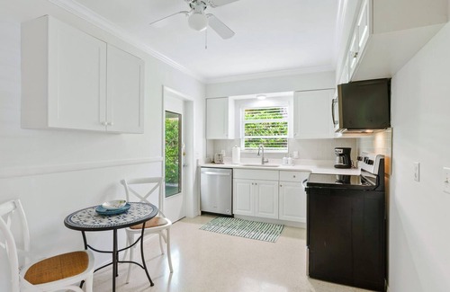 Saint Armands Key Casa | 2 Bedroom St. Armands Circle Retro Bungalow