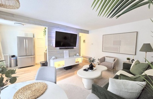 North Central Edmonton Apartamento | 2 Bedroom Suite Downtown w/ Parking