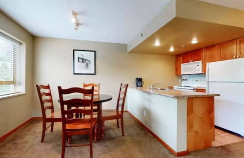 Whistler Cay Heights Apartamento | 2 Bedroom Suite w/ Kitchen and Hot Tub in Village